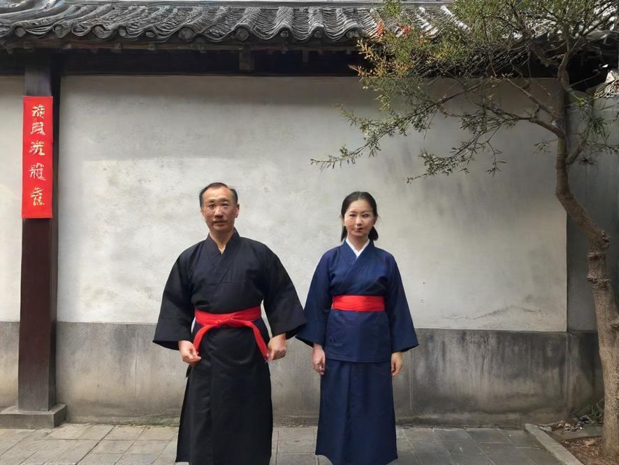 YPX论坛的网友们在户外活动中轻松愉快的交流，背景是绿意盎然的城市公园。