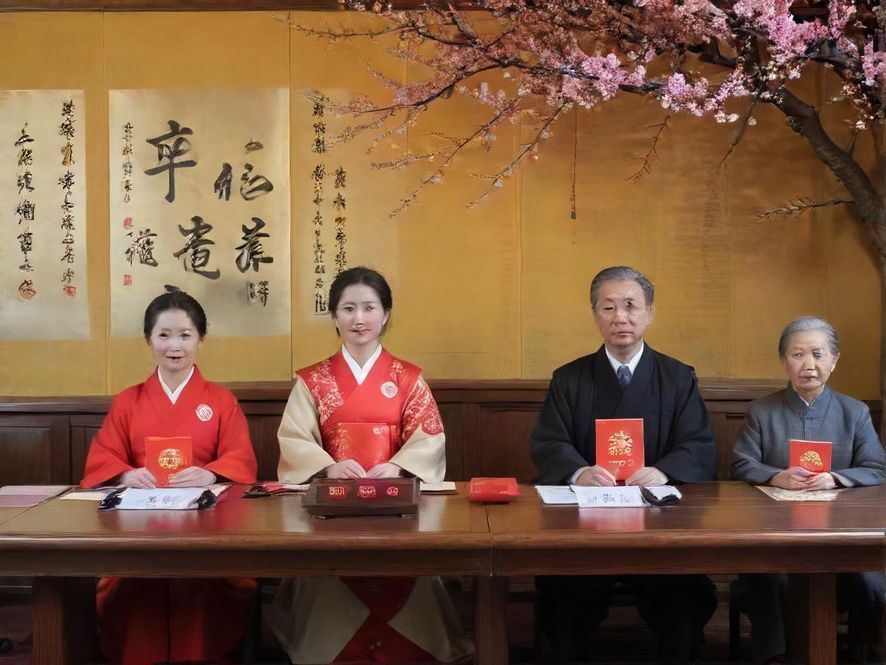 一个现代简约风格的高端会所休息区，舒适的沙发在柔和的灯光下显得格外温馨和诱人。