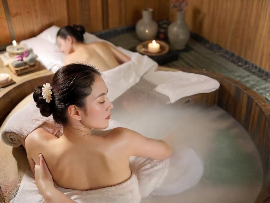 深圳一家高端桑拿会所的内部场景,环境温馨舒适,空气中弥漫着淡淡的香薰,蒸汽缭绕,展现出极致的放松与疗愈氛围。